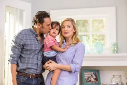 L-R: Russell (Aasif Mandvi), Tanner (Ayden Bivek), Jesse (Kate Hudson).