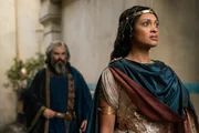 Kanzler Pharazôn (Trystan Gravelle) und Königin Regentin Míriel (Cynthia Addai-Robinson) beraten über Galadriels Ansinnen, den Bund zwischen Númenórern und Elben zu erneuern.