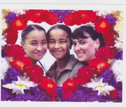 Janet und ihre Zwillingsschwester Selina mit ihrer Mutter Ramona