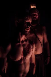 Wikingerkrieger bereiten sich auf die Schlacht vor.