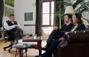 Bea Hölsch (Daniela Wutte, re.) ist mit Fieber umgekippt und hat sich einen Schlüsselbeinbruch zugezogen. Ihren behandelnden Arzt Dr. Martin Stein (Bernhard Bettermann, li.) bringt sie mit ihrem sehr anschmachtenden Verhalten in eine ziemlich unangenehme Situation. Auch Dr. Kathrin Globisch (Andrea Kathrin Loewig, mi.) ist ziemlich irritiert.