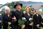 "Vier Frauen und ein Todesfall", "Vatermord." Auf einer Kinderparty im Garten von Sandra und Thomas Mader kommt es zu einem schrecklichen Zwischenfall. Im Bild (v.li.): Brigitte Kren (Maria), Adele Neuhauser (Julie), Gaby Dohm (Henriette), Raimund Wallisch (Paulmichl), Martina Poel (Sabine). "Vier Frauen und ein Todesfall", "Vatermord." Auf einer Kinderparty im Garten von Sandra und Thomas Mader kommt es zu einem schrecklichen Zwischenfall. Im Bild (v.li.): Brigitte Kren (Maria), Adele Neuhauser (Julie), Gaby Dohm (Henriette), Raimund Wallisch (Paulmichl), Martina Poel (Sabine).