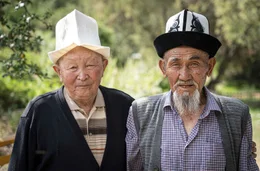 Zwei Kirgisen mit traditionellen H&uuml;ten