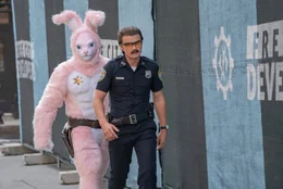 Keys (Joe Keery, r.) und sein Kollege Mouser (Utkarsh Ambudkar, l.) machen in "Free City" in Gestalt ihrer Avatare Jagd auf Guy, hinter dem sie einen Hacker vermuten.