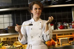 Melika Foroutan als Aurelie Bredin in "Das L&auml;cheln der Frauen"
