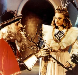 Der K&ouml;nig (Charles Hans Vogt) bringt seiner Tochter, Prinzessin Tausendsch&ouml;n (Christel Bodenstein), das singende klingende B&auml;umchen, das er vom B&auml;ren im Zauberreich bekommen hat.