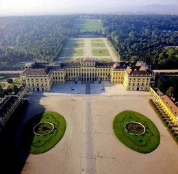 Universum "Sch&ouml;nbrunn - Quelle der Sch&ouml;nheit". Sch&ouml;nbrunn - hier durchdringen einander Architektur und Park, Natur und Kunst. Das Schloss und seine G&auml;rten sind feudales Spiegelbild seiner einstigen Bewohner, ein Zaubergarten voller botanischer Sch&auml;tze und zugleich gez&auml;hmte Wildnis, die den Herrschaftsanspruch der Habsburger &uuml;ber Mensch und Natur entsprach. Mit seiner einzigartigen Bildtechnik entf&uuml;hrt Georg Riha den UNIVERSUM-Zuseher auf eine Traumreise durch Jahrhunderte &ouml;sterreichischer Geschichte, von Maria Theresia bis Sisi.