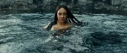 Míriel (Cynthia Addai-Robinson) stellt sich dem Gottesurteil, das eigentlich gegen Elendil verhängt wurde.