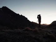 Gunther Gressmann beim Blick durch Fernglas bei Dreharbeiten