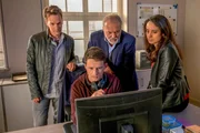 Das Ermittlerteam, Tom Kupfer (Ludwig Blochberger, l.), Richard Voss (Jan-Gregor Kremp, 2. v. r.) und Annabell Lorenz (Stephanie Stumph,r.) versammelt sich um Lenny (Thimo Meitner, 2. v. l.). Er hat neue Erkenntnisse im Mordfall Kramer. Das Ermittlerteam, Tom Kupfer (Ludwig Blochberger, l.), Richard Voss (Jan-Gregor Kremp, 2. v. r.) und Annabell Lorenz (Stephanie Stumph,r.) versammelt sich um Lenny (Thimo Meitner, 2. v. l.). Er hat neue Erkenntnisse im Mordfall Kramer.