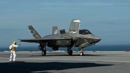 Das Mehrzweckkampfflugzeug F-35 Lightning II wird auch auf US-amerikanischen Flugzeugtr&auml;gern eingesetzt.