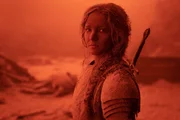 Galadriel (Morfydd Clark) überlebt das von Waldreg verursachte Inferno.