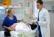 Unter der autoritären Leitung seines Chefs kommt Dr. Wolf (Fabian Hinrichs) einfach nicht zum Zug. Selbst verletzt auf dem Behandlungstisch erteilt Prof. Gann seinem Personal noch strikte Anweisungen. Und auch die leitende OP-Schwester Sylvia Keller (Maria Simon) ist ratlos.