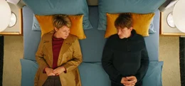 Marlen (Corinna Harfouch, l.) und Fynn (Daniel Str&auml;&szlig;er, r.) schauen sich gegenseitig an und gr&uuml;beln &uuml;ber die Erschwernisse von Marlen&rsquo;s Wohnung.