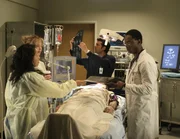 Während Radfahrer mit mehr oder weniger schweren Blessuren eingeliefert werden, haben Cristina (Sandra Oh, l.), Izzie (Katherine Heigl, 2.v.l.), Derek (Patrick Dempsey, 2.v.r.) und Preston (Isaiah Washington, r.) einen Patienten, dem eigentlich nicht mehr zu helfen ist ...