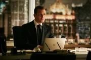Harvey (Gabriel Macht) muss mit der Staatsanwältin verhandeln, die einen Prozess gegen ihn wegen seiner Verwicklung in Mikes Betrug eingeleitet hat. Sein Ruf und seine berufliche Existenz stehen auf dem Spiel.