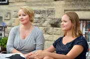 Mit dem Familienfrieden ist es schnell vorbei, als Nele Fehrenbach (Floriane Daniel, l.) mit Ermittlungen in der Klasse ihrer Tochter Johanna (Sofie Eifertinger, r.) beginnt.