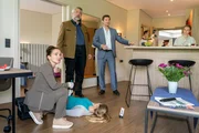 Als die Kommissare Stadler (Dieter Fischer, M.) und Hansen (Igor Jeftić, r.) am Tatort eintreffen, informiert Rechtsmedizinerin Atay (Sevda Polat, l.) sie über die Todesursache. Hinten rechts: Spurensicherin (Komparsin).