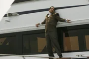 Obwohl er Angst vor dem Wasser hat und nicht besonders gut schwimmen kann, f&uuml;hren seine Ermittlungen Monk (Tony Shalhoub) an Bord eines Bootes. Doch damit nicht genug: Der M&ouml;rder ist ebenfalls an Bord und trachtet ihm nach dem Leben.