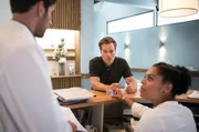 Vivienne Kling (Jane Chirwa, r.) und Ausbilder Dr. Niklas Ahrend (Roy Peter Link, l.) nehmen ihren ungewöhnlichen Patienten auf. Vivienne Kling (Jane Chirwa, r.) und Ausbilder Dr. Niklas Ahrend (Roy Peter Link, l.) nehmen ihren ungewöhnlichen Patienten auf.
