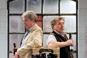 André (Joachim Lätsch, l.) und Julius (Michele Oliveri, r.) wurden von Theresa in der Brauerei eingesperrt. Die beiden Streithähne versuchen, sich in der Enge des abgesperrten Raumes so gut es geht zu ignorieren.