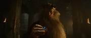 König Durin III. (Peter Mullan) nimmt einen der Zwergenringe an sich. Das hat Folgen.
