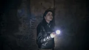 Ana entdeckt in einem Keller ein Foltergef&auml;ngnis von Stalins Geheimpolizei. Ein Bewohner des Wohnhauses hatte sie darauf aufmerksam gemacht.