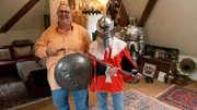 Die Eheleute Peter (56) (l.) und Sebastian Meyer (51) (r.) hatten schon immer ein Faible für Geschichte und Antikes. Dass sie nun innerhalb des Schlosses leben dürfen, ist für sie ein absoluter Lebenstraum!