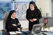 Großes Entsetzen bei Mutter Oberin (Nina Hoger, li.) und Schwester Hildegard (Andrea Sihler, re.). Die Mutter Oberin hat die gesamten Rücklagen des Klosters verspekuliert.