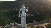 Die Monumentalstatue wacht &uuml;ber das Land. In der einen Hand h&auml;lt sie die Weinschale f&uuml;r Freunde, in der anderen Hand das Schwert zur Verteidigung. Zu Zeiten der UdSSR war ihr Haupt dem&uuml;tig gen Moskau gesenkt, 1991 wurde es korrigiert und sie hat ihr Haupt nun stolz erhoben.