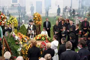 "Vier Frauen und ein Todesfall", "Vatermord." Auf einer Kinderparty im Garten von Sandra und Thomas Mader kommt es zu einem schrecklichen Zwischenfall. Der kleine Lukas spielt mit seinem Vater "Räuber und Gendarm" fuchtelt dabei mit einer Pistole herum, die alle für eine Spielzeugwaffe halten - bis sich ein Schuss löst. Thomas Mader wird tödlich getroffen. Das Entsetzen ist entsprechend groß und unsere vier Frauen stecken mitten im nächsten Fall. Unter Verdacht gerät vorerst das hübsche Aupairmädchen Jeanne, die in ein Eifersuchtsdrama verwickelt scheint. Zwar soll sich Eifersucht als Motiv herausstellen, aber ganz anders als erwartet und ohne Frauen im Spiel. Thomas Mader war Geschäftsführer der Firma "Raffeiner-Wasser", die gewaltige Umsätze mit "belebtem" Wasser geschafft und offenbar ein böses Geheimnis hat. "Vier Frauen und ein Todesfall", "Vatermord." Auf einer Kinderparty im Garten von Sandra und Thomas Mader kommt es zu einem schrecklichen Zwischenfall. Der kleine Lukas spielt mit seinem Vater "Räuber und Gendarm" fuchtelt dabei mit einer Pistole herum, die alle für eine Spielzeugwaffe halten - bis sich ein Schuss löst. Thomas Mader wird tödlich getroffen. Das Entsetzen ist entsprechend groß und unsere vier Frauen stecken mitten im nächsten Fall. Unter Verdacht gerät vorerst das hübsche Aupairmädchen Jeanne, die in ein Eifersuchtsdrama verwickelt scheint. Zwar soll sich Eifersucht als Motiv herausstellen, aber ganz anders als erwartet und ohne Frauen im Spiel. Thomas Mader war Geschäftsführer der Firma "Raffeiner-Wasser", die gewaltige Umsätze mit "belebtem" Wasser geschafft und offenbar ein böses Geheimnis hat.
