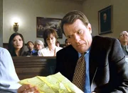 Lois (Jane Kaczmarek, mi.), Hal (Bryan Cranston, re.). Lois (Jane Kaczmarek, mi.), Hal (Bryan Cranston, re.).