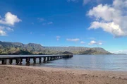 Der bekannte Pier am Strand ist das Wahrzeichen von Hanalei. Dort tummeln sich Aussteiger, Musiker, Althippies und Touristen. Der bekannte Pier am Strand ist das Wahrzeichen von Hanalei. Dort tummeln sich Aussteiger, Musiker, Althippies und Touristen.