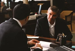 Plant mit seinen Leuten den schier unm&ouml;gliches Ding: Danny Ocean (George Clooney, r.) ...