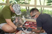 T&auml;towierer wie Keli'i Makua (re.) beleben auf Hawai'i die uralte Methode des handgeklopften Tattoos wieder.