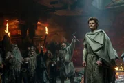 Elrond (Robert Aramayo, r.) muss sich einem Wettkampf stellen, um Zugang zur Zwergenstadt Khazad-dûm zu erhalten.
