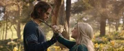 Galadriel (Morfydd Clark) stellt Halbrand (Charlie Vickers) zur Rede, nachdem sie erfahren hat, dass er nicht wirklich der König der Südlande sein kann.