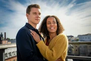 Elli (Pia Amofa-Antwi) und Lucas (Gerrit Klein) stehen aneinander gelehnt auf der Dachterrasse der "Berginvest"-Niederlassung in Stockholm.