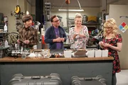 W&auml;hrend Penny (Kaley Cuoco, 2.v.r.) und Bernadette (Melissa Rauch, r.) Howard (Simon Helberg, l.) und Leonard (Johnny Galecki, 2.v.l.) bei ihrer Erfindung helfen, vertraut Sheldon Amy ein schockierendes Geheimnis an ...