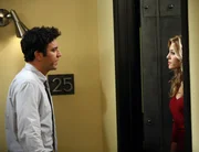 Nach und nach hakt Ted (Josh Radnor, l.) seine To-Do Liste ab, bevor er New York verlassen wird. Mitunter sagt er seiner hübschen Nachbarin (Cynthia Murell, r.) endlich, was er für sie empfindet ... Nach und nach hakt Ted (Josh Radnor, l.) seine To-Do Liste ab, bevor er New York verlassen wird. Mitunter sagt er seiner hübschen Nachbarin (Cynthia Murell, r.) endlich, was er für sie empfindet ...