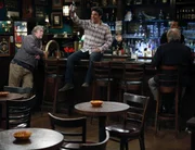 Wenige Stunden nach der Hochzeit plant Ted (Josh Radnor, M.), New York zu verlassen. Doch wie wird die Clique auf seine Entscheidung reagieren? Wenige Stunden nach der Hochzeit plant Ted (Josh Radnor, M.), New York zu verlassen. Doch wie wird die Clique auf seine Entscheidung reagieren?