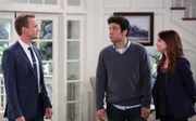Während Lily (Alyson Hannigan, r.) und Marshall sauer auf Ted (Josh Radnor, M.) sind, hat Barney (Neil Patrick Harris, l.) eine ganz besondere Aufgabe zu meistern ...