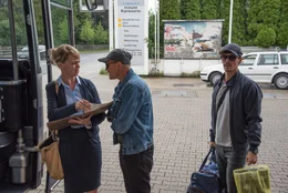 Die Gauner kapern den Bus:  (v.li.) Irma (Lisa Wagner), Richy (Georg Friedrich), Tom (Christopher Sch&auml;rf).