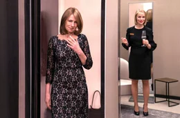 Als Vorbereitung auf das Konzert ihres Sohnes kauft Lara (Corinna Harfouch, li.) sich ein Abendkleid in einem schicken Gesch&auml;ft. Die Verk&auml;uferin (Friederike Kempter, re.) ist ganz begeistert von ihrer Auswahl.