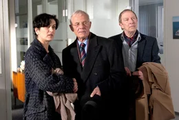 Wilfried Jens (Ulrich Pleitgen) sorgt daf&uuml;r, dass seine Schwiegertochter Hanna (Marie-Lou Sellem) Hilfe von Herrn M&ouml;ller sen. (Rolf Becker, 2. v. r.) bekommt. Weiteres Bildmaterial finden Sie unter www.br-foto.de.