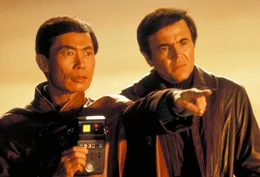 George Takei (Sulu), Walter Koenig (Pavel Chekov).