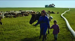 Mitten in der mongolischen Steppe lebt der elfj&auml;hrige Amra mit seiner Mutter Zaya, seinem Vater Erdebe und seiner kleinen Schwester Altaa ein traditionelles Nomadenleben. W&auml;hrend sich Zaya um die Herde k&uuml;mmert, arbeitet Erdene als Mechaniker und verkauft den selbstgemachten K&auml;se auf dem lokalen Markt. Ihr friedliches und urspr&uuml;ngliches Leben wird durch das Eindringen internationaler Bergbauunternehmen bedroht, die nach Gold suchen und den Lebensraum der Nomaden dabei r&uuml;cksichtslos zerst&ouml;ren. - Foto: Die Bagger der Baukonzerne r&uuml;cken an.