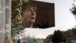 Margret (Ruth Reinecke) ist von dem Container in ihrem Garten wenig begeistert.