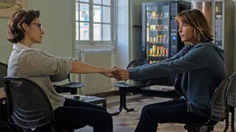 Die Schwestern Emmanu&egrave;le (Sophie Marceau, r.) und Pascale (G&eacute;raldine Pailhas, l.) geben einander trotz der von ihrem Vater herbeigef&uuml;hrten Differenzen Halt, als dieser einen Todeswunsch &auml;u&szlig;ert.