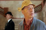 Tom Gerhardt kann es nicht fassen. Pan Tau (Matt Edwards) schmunzelt.
